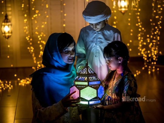 Children holding ramadan lantern with mom|-
