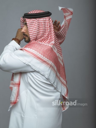 Arab Businessman fixing the ghutra|