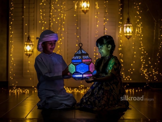 Kids holding ramadan lantern|-