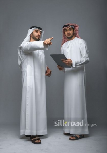 Middle Eastern manager and employee talking to each other|