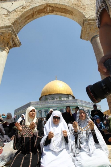 palestinian women pray in al-aqsa mosque