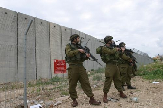 israeli soldiers and separation wall