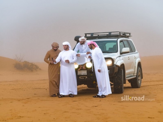 Friends stopping in the desert
