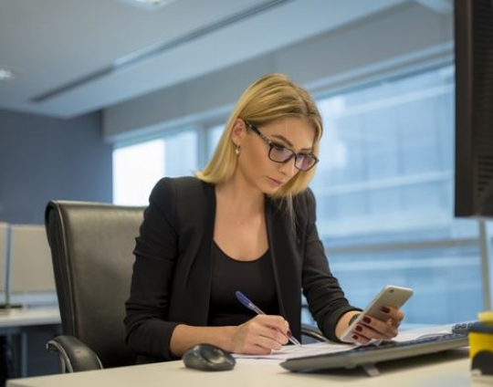 Business woman using her mobile and working|