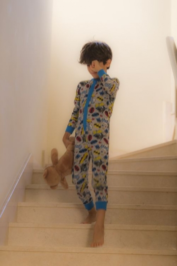 Arab kid walking down the stairs|-