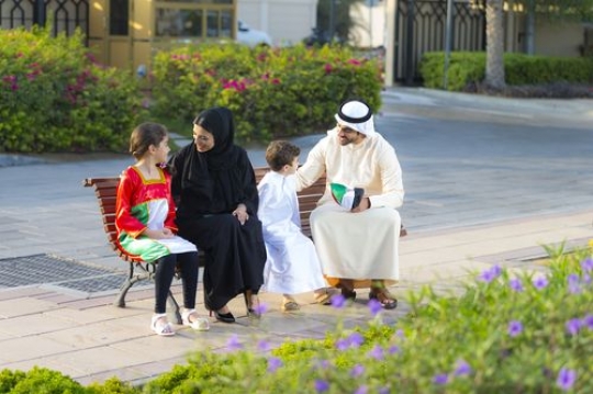 Family sitting on the bench |-