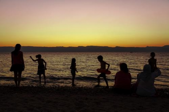 people silhouette playing on the beach