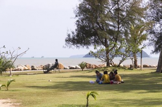 friends spend time in a park