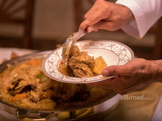 Serving iftar meal|-