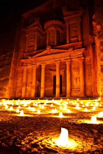 walk by night to Petra Treasury with candle illumination