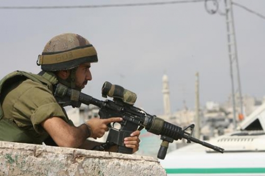 israeli soldier aiming