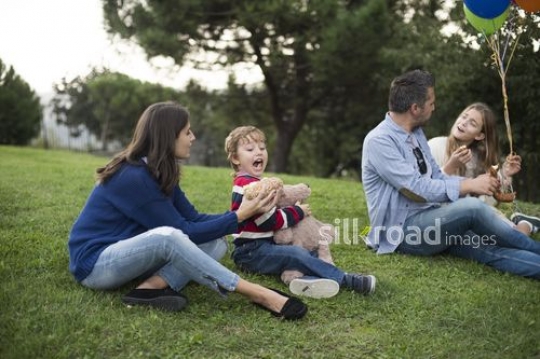 Family sitting on the grass|Çimenlere oturan aile