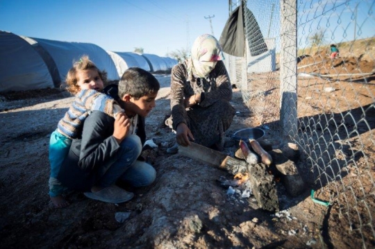 Syrian Family Cooking in Kobane Refugees Camp 
