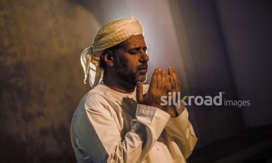 Old man praying |-