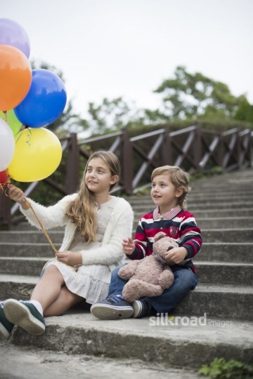 Siblings sitting on the stairs|Merdivenlerde oturan kardesler