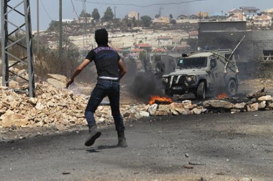 Palestinian youth fighting