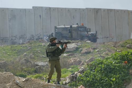 Israeli soldier aim gun