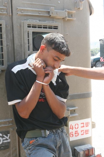 israeli soldier arresting pale