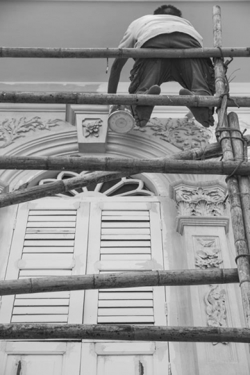 worker painting the wall