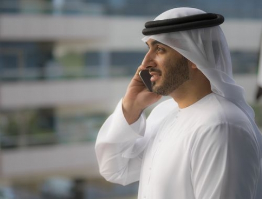 Side shot of a business man talking on the phone|-