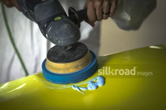 Man using the machine to shine the car|-