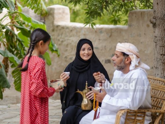 eating dates|-