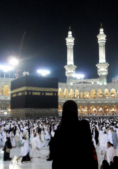 Muslim in the yard of the Kaab