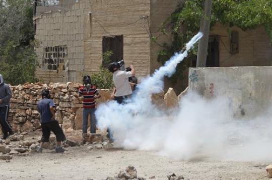 Palestinians throw back Israel