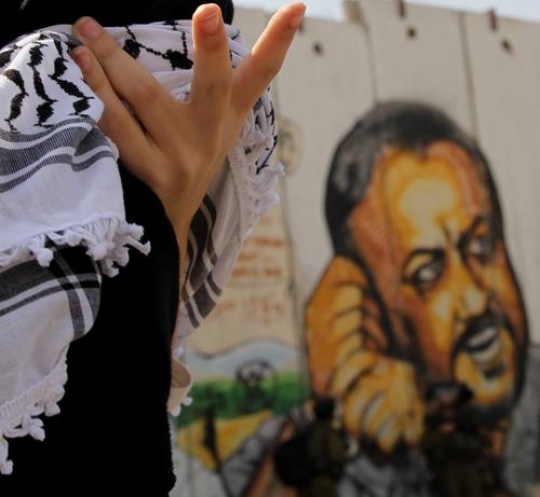 Graffiti on security wall 