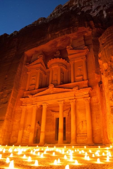 walk by night to Petra Treasury with candle illumination