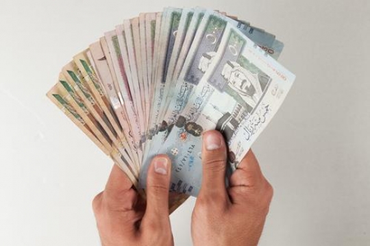 hands with money