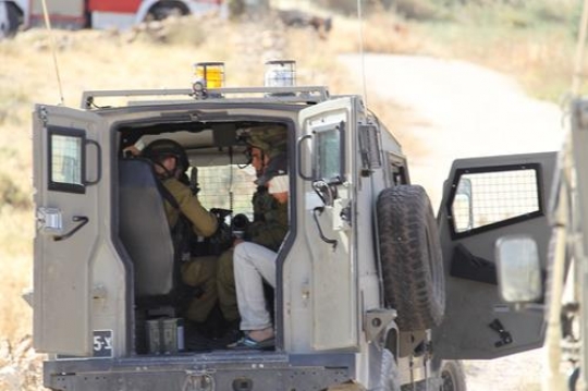 israeli soldier arresting palestinian 
