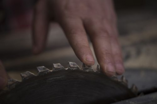 Machine to cut the wood