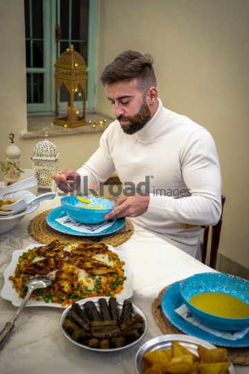 ramadan-man-eat-eftar-01