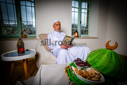 ramadan-old-man-read-quran-02