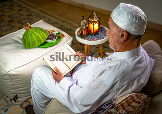 ramadan-old-man-read-quran-09